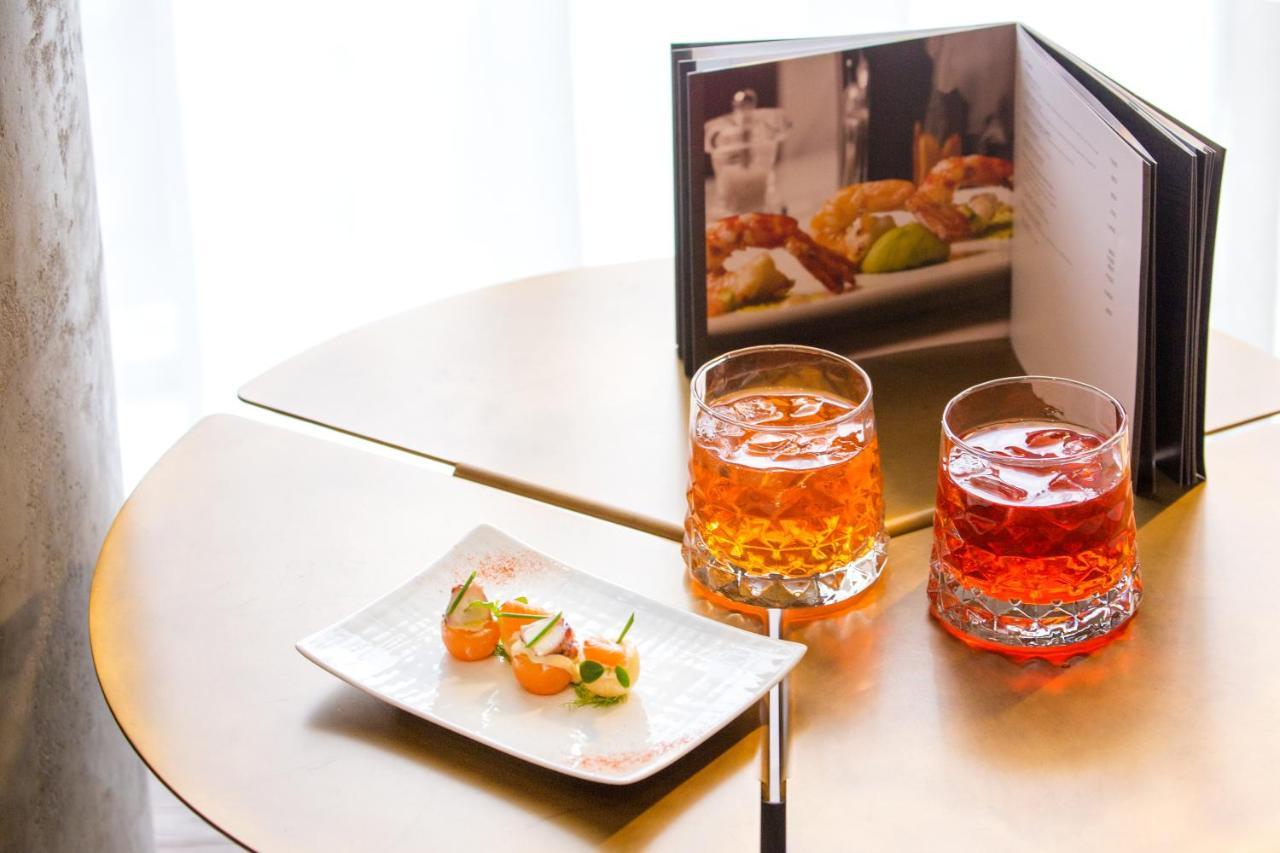 Maritim Hotel Plaza Tiranë Ngoại thất bức ảnh A cocktail book
