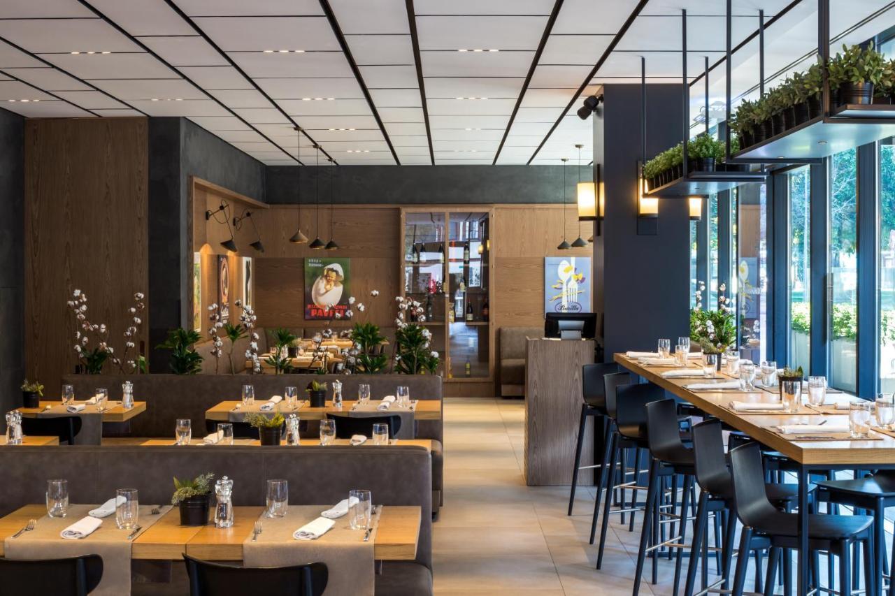 Maritim Hotel Plaza Tiranë Ngoại thất bức ảnh Restaurant in the Swiss pavilion