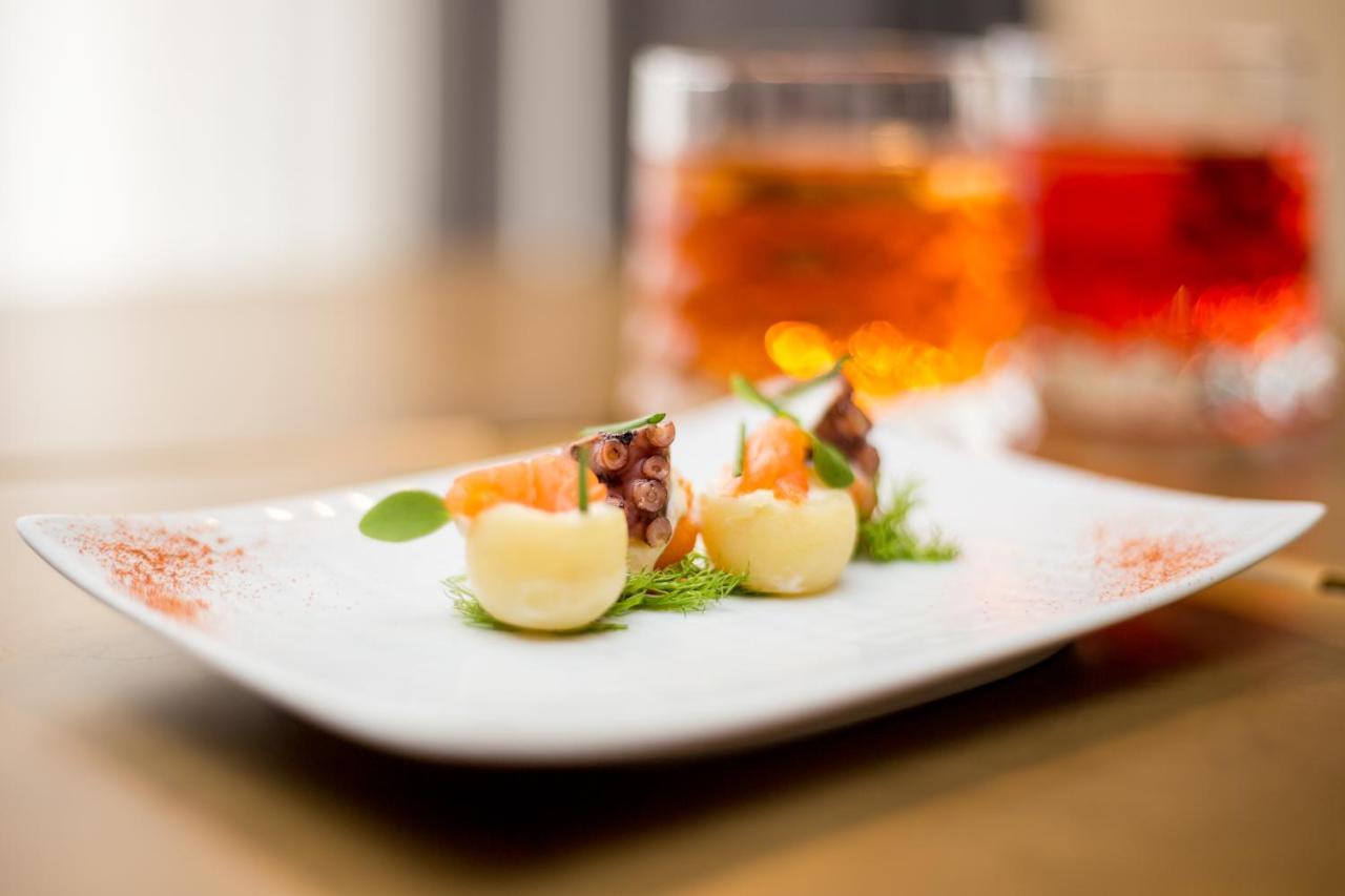 Maritim Hotel Plaza Tiranë Ngoại thất bức ảnh A plate of canapés