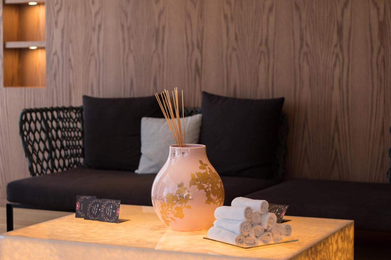 Maritim Hotel Plaza Tiranë Ngoại thất bức ảnh Incense sticks in a spa