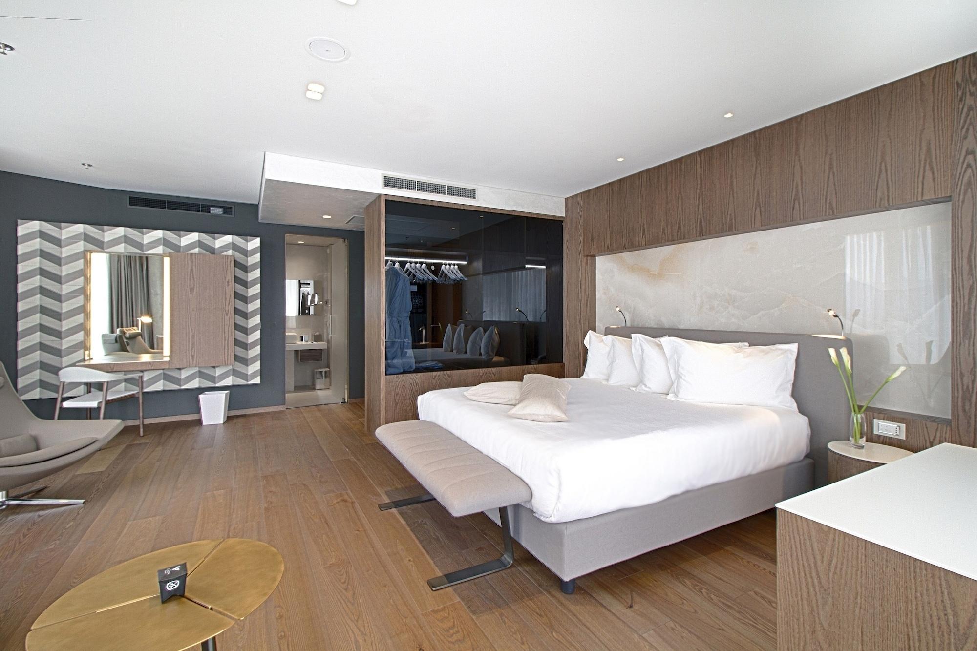 Maritim Hotel Plaza Tiranë Ngoại thất bức ảnh A suite at the hotel