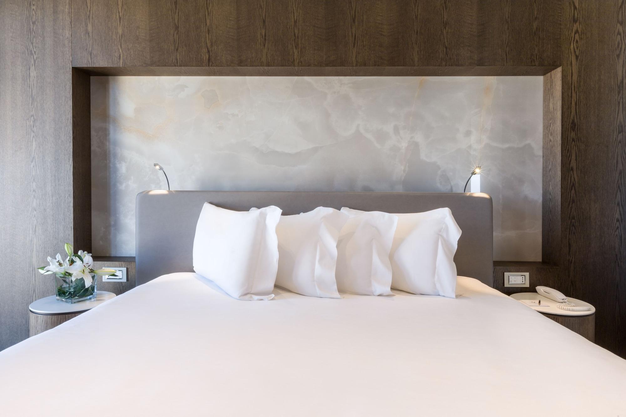 Maritim Hotel Plaza Tiranë Ngoại thất bức ảnh A bedroom at the hotel