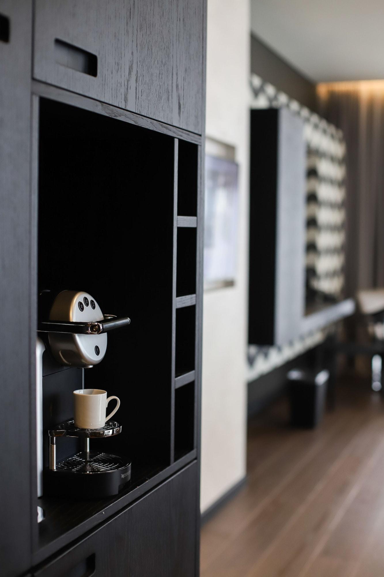 Maritim Hotel Plaza Tiranë Ngoại thất bức ảnh A Nespresso machine