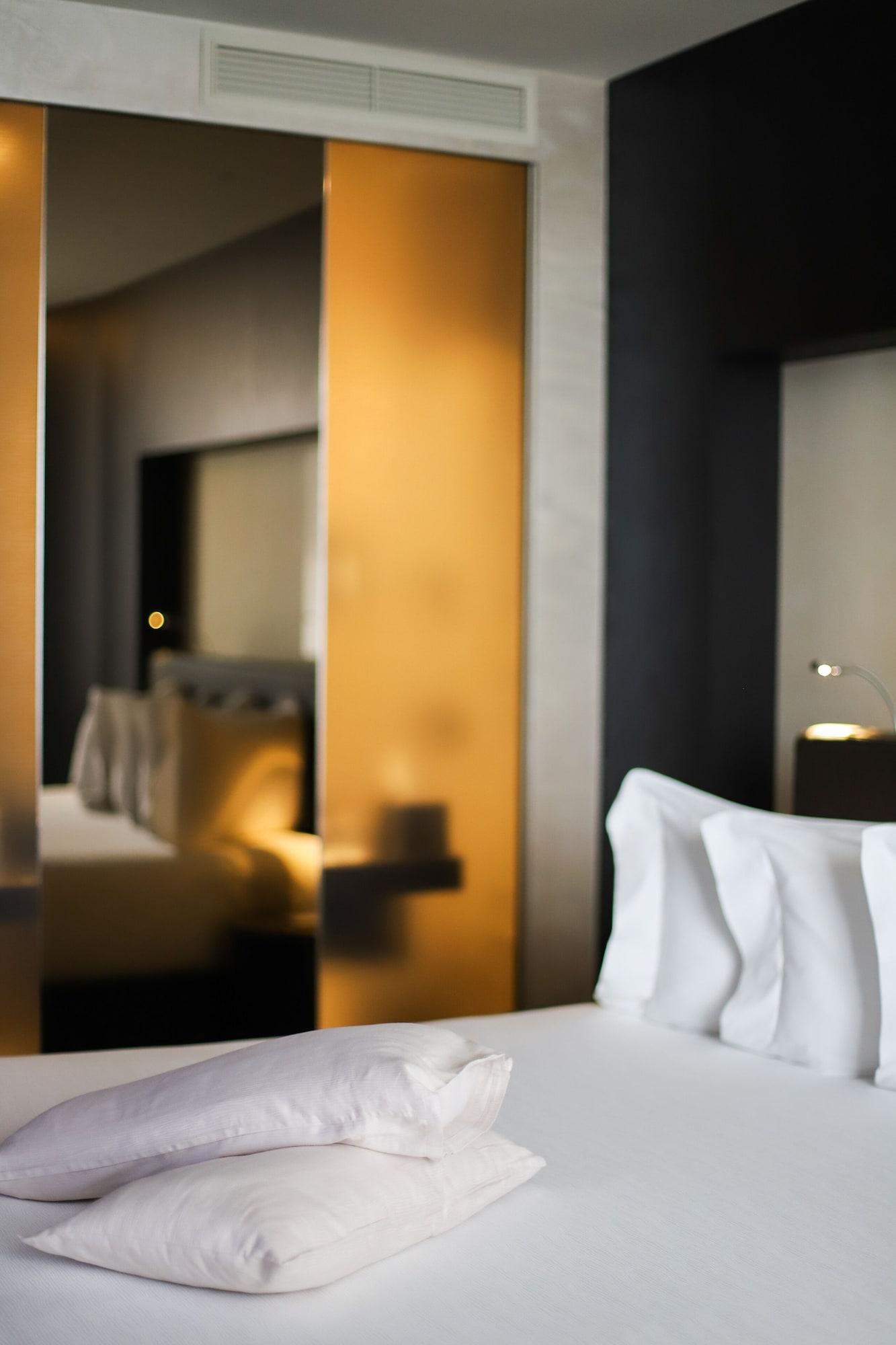 Maritim Hotel Plaza Tiranë Ngoại thất bức ảnh A room at the hotel