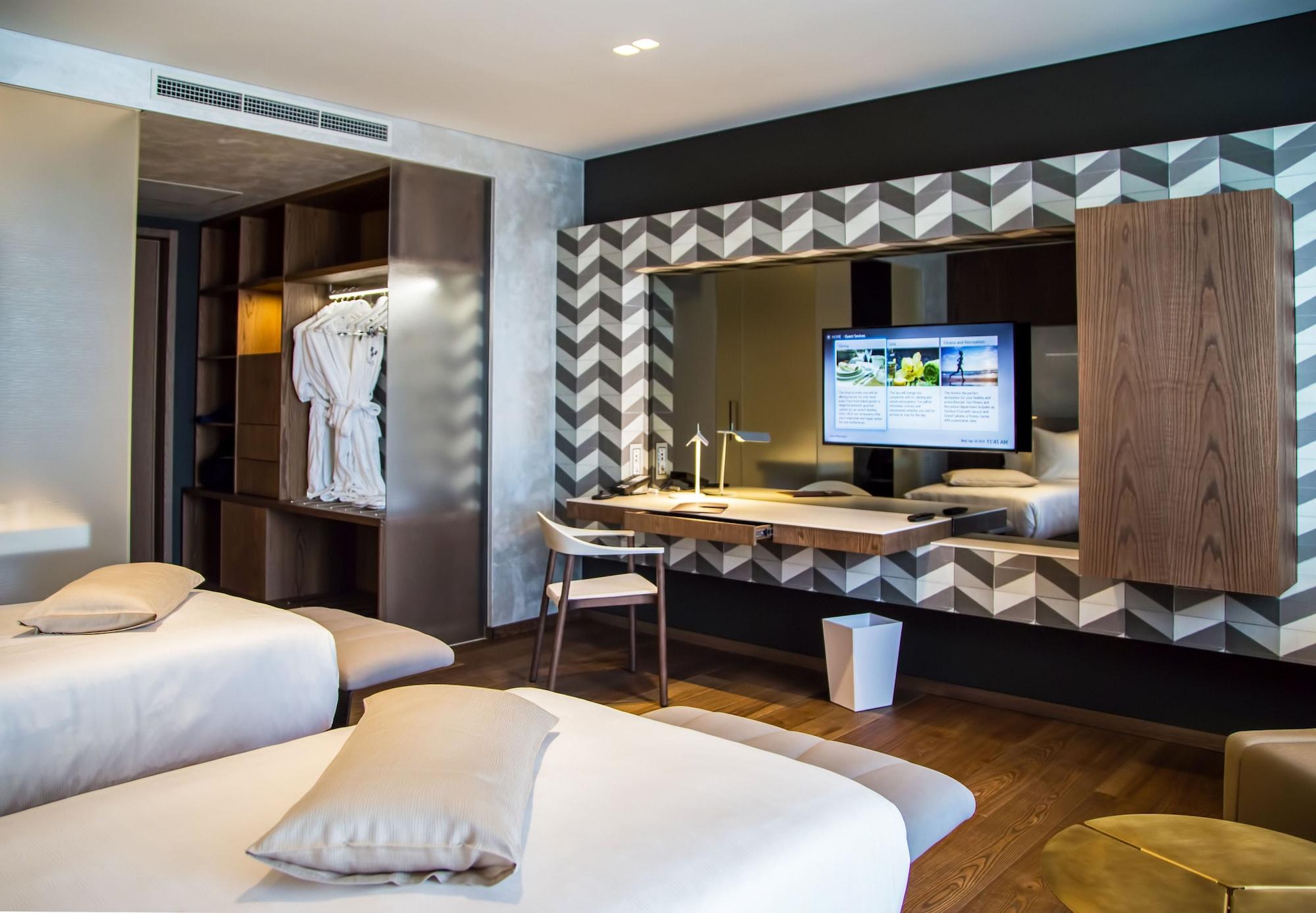 Maritim Hotel Plaza Tiranë Ngoại thất bức ảnh A room at the hotel