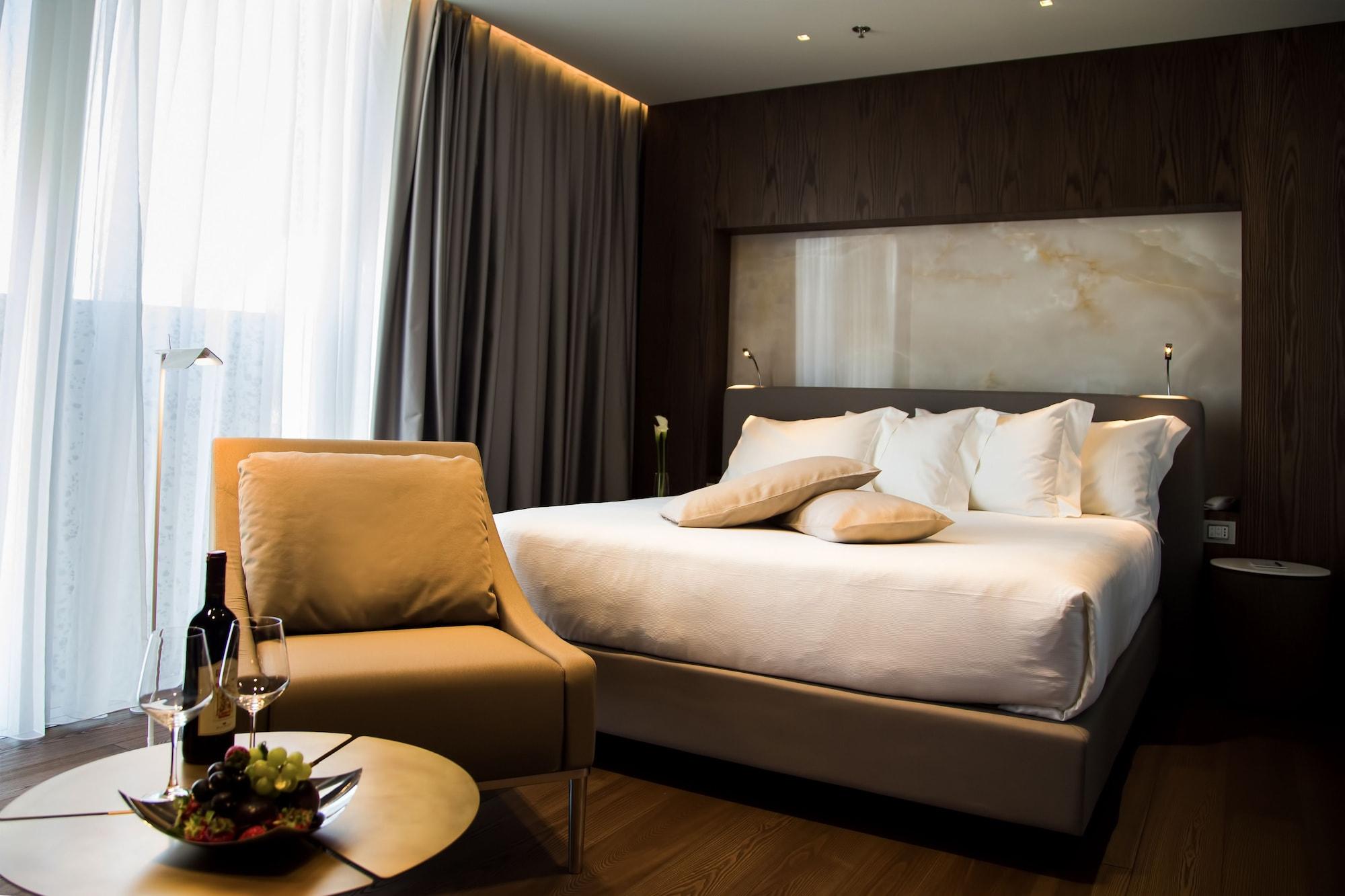 Maritim Hotel Plaza Tiranë Ngoại thất bức ảnh Deluxe room