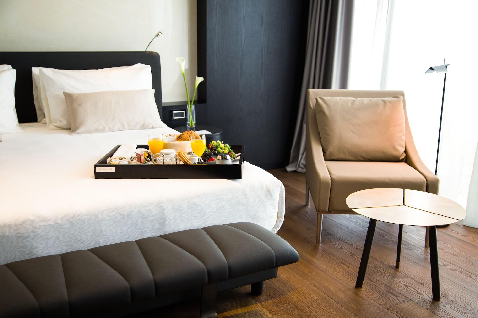 Maritim Hotel Plaza Tiranë Ngoại thất bức ảnh A room at the hotel