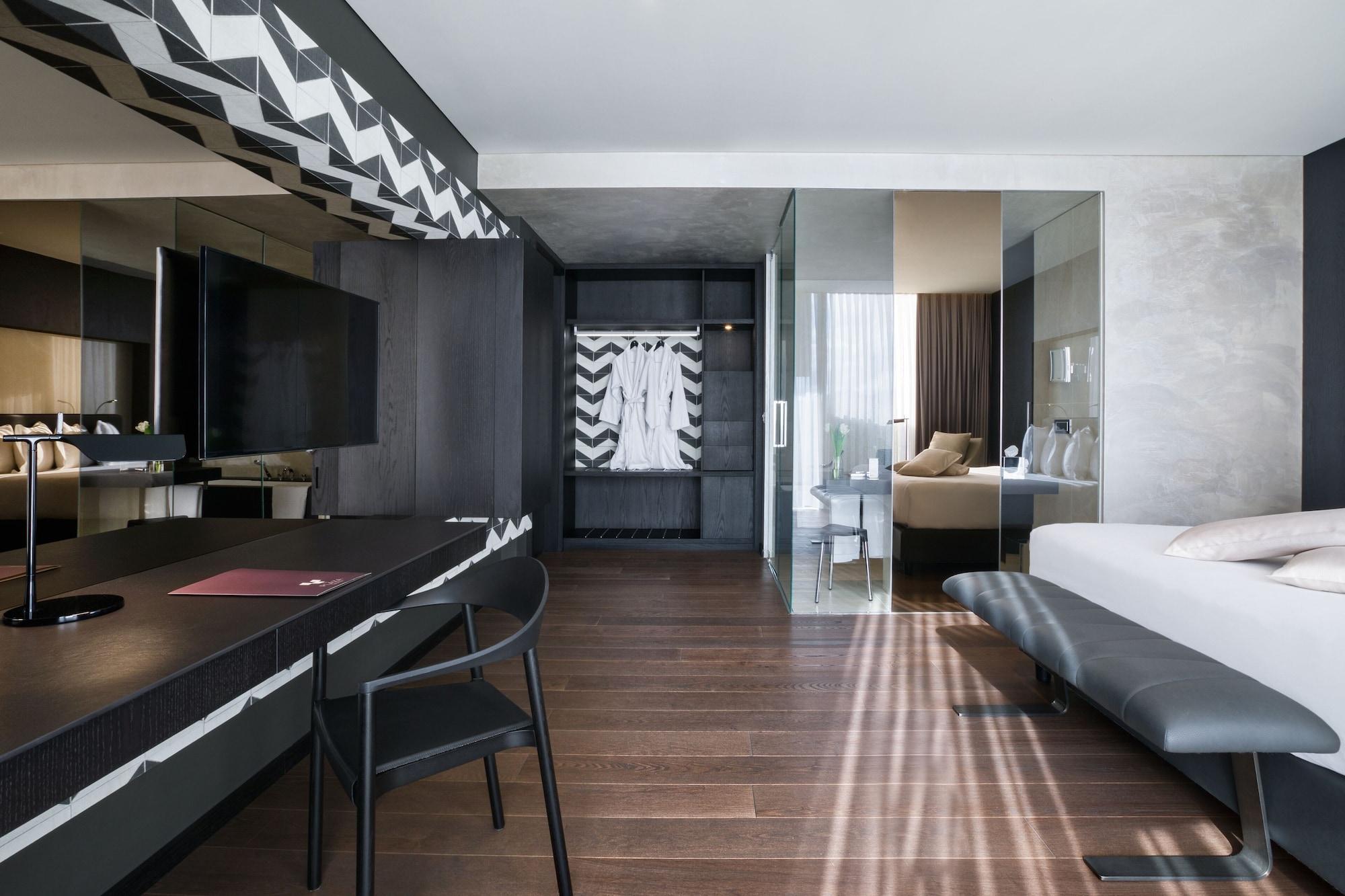 Maritim Hotel Plaza Tiranë Ngoại thất bức ảnh A room at the hotel