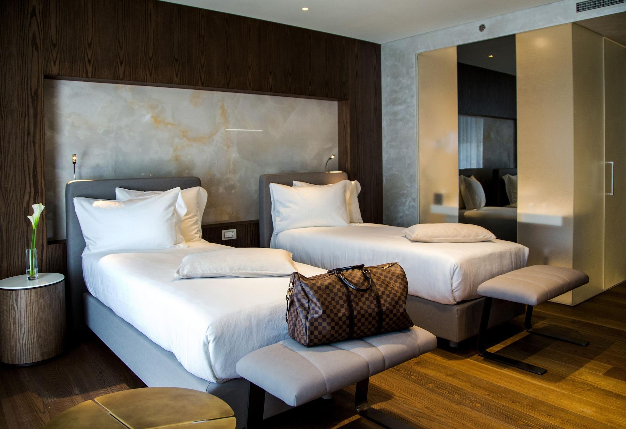 Maritim Hotel Plaza Tiranë Ngoại thất bức ảnh A room at the hotel