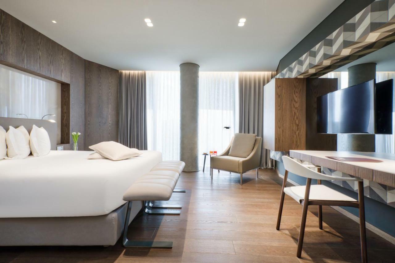 Maritim Hotel Plaza Tiranë Ngoại thất bức ảnh A room at the hotel
