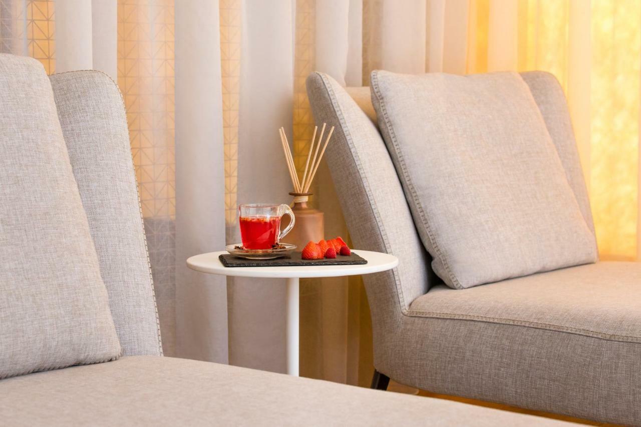 Maritim Hotel Plaza Tiranë Ngoại thất bức ảnh A reed diffuser